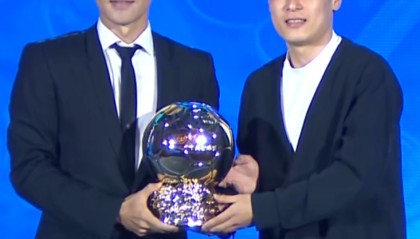 必赢体育官方入口-中国金球奖感人一幕！五金王为双金王颁奖，吴曦：或是最后一奖